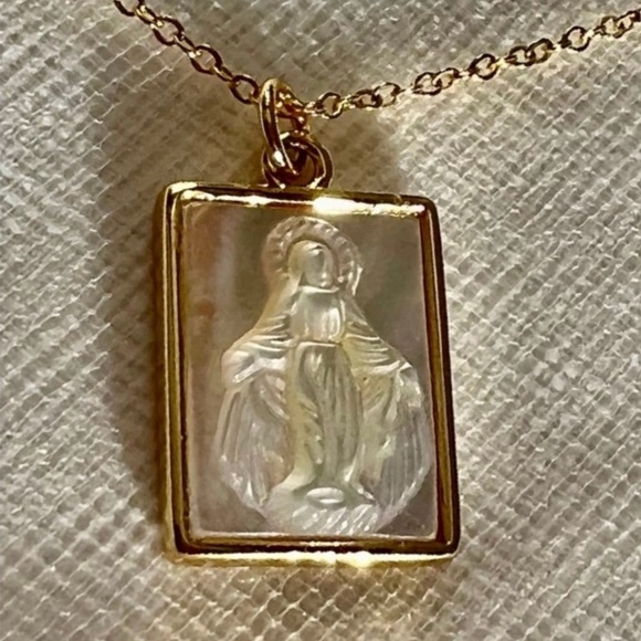 “Our Lady of Grace” Virgin de Guadelupe Mary Mother of Pearl Carved 18K Necklace - Picture 5 of 16